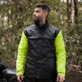 kombinezon-przeciwdeszczowy-rebelhorn-rain-black-fluo-na-modelu