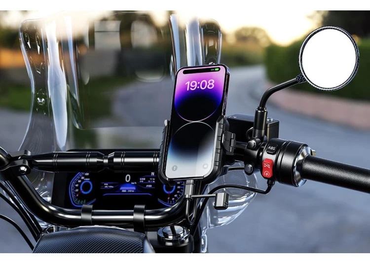 biketec-quick-lock-usb30-na-motocyklu