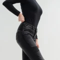 jeansy-damskie-broger-aura-washed-black-modelka-bok